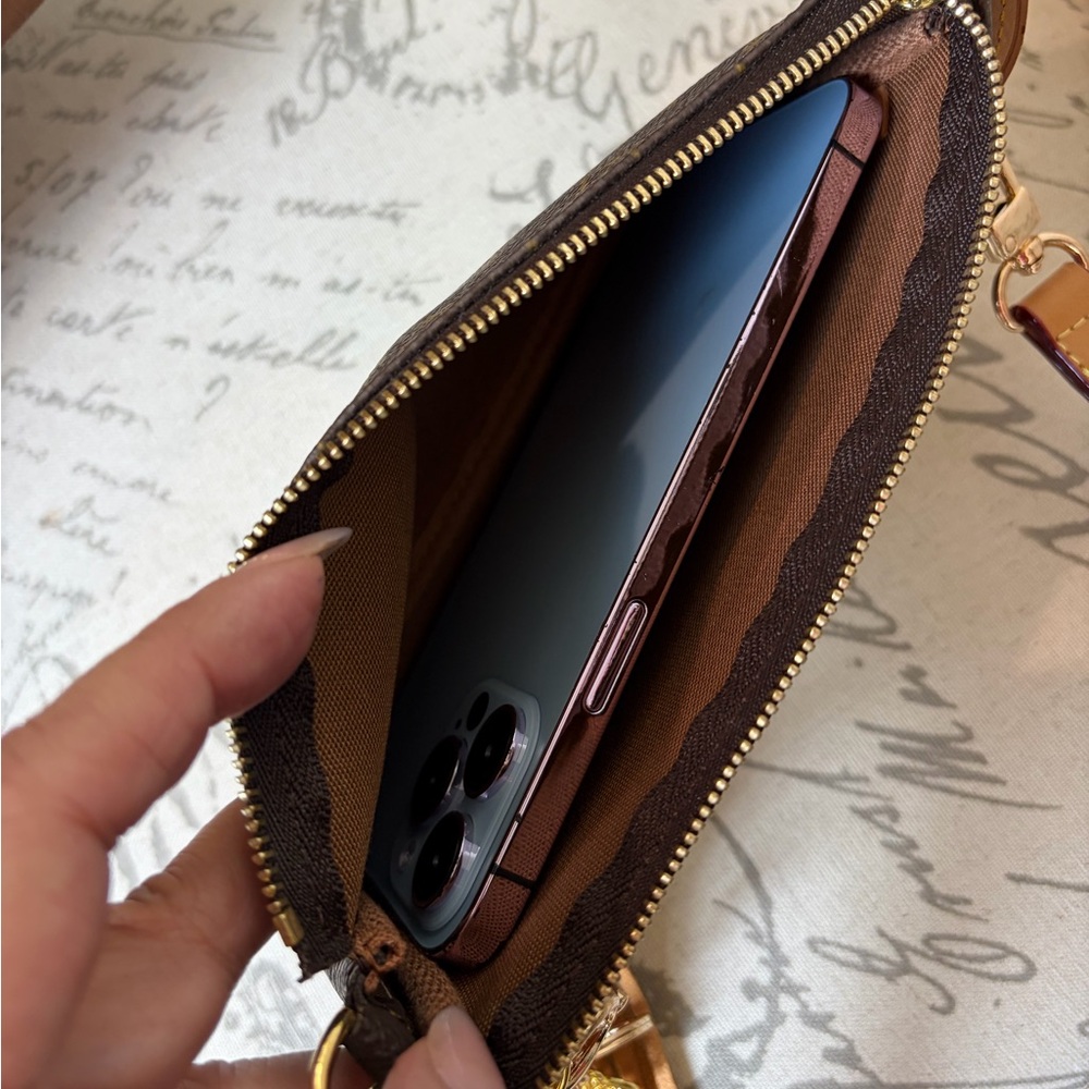 LOUIS VUITTON MONOGRAM POCHETTE - Picture 11 of 14